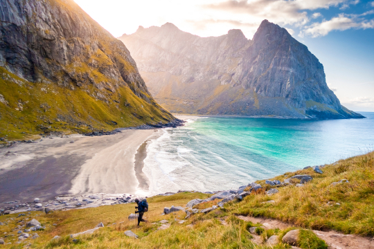 Lofoten - blick auf eine kleine Bucht mit wei&szlig;em Sandstrand